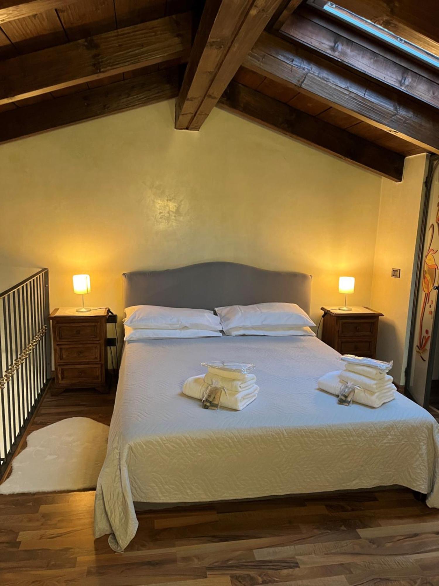 Bilocale Dafne Abbadesse Guest House Milánó Kültér fotó